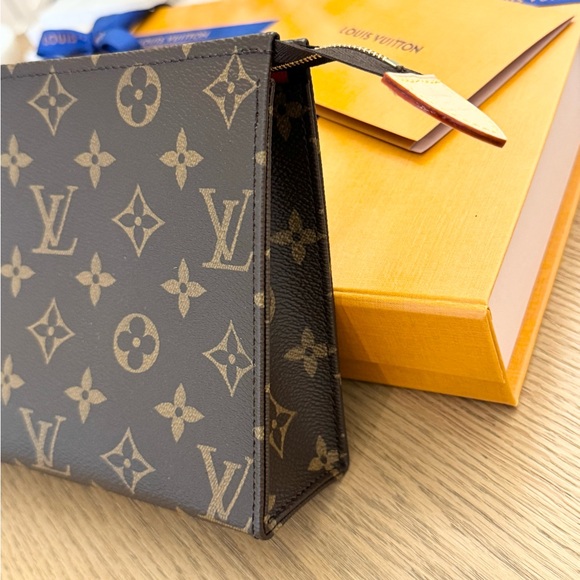 LOUIS VUITTON 2024 Monogram Canvas Toiletry Pouch 19 - Picture 5 of 13
